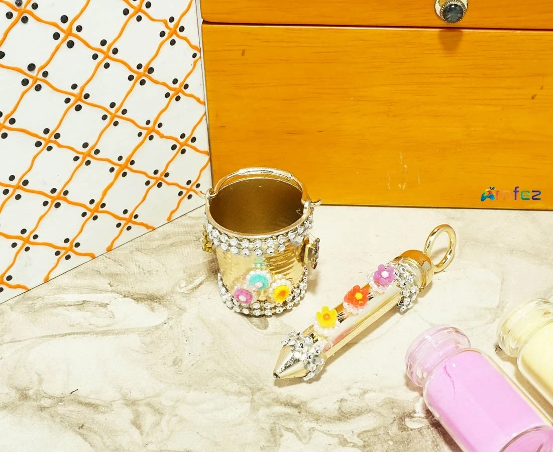 Laddu Gopal Multi Plastic Flower Beads Bucket & Pichkari Set