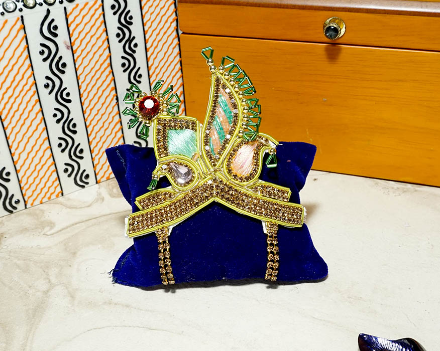 Amfez Golden Green Stone Beads Zardozi Mukut 